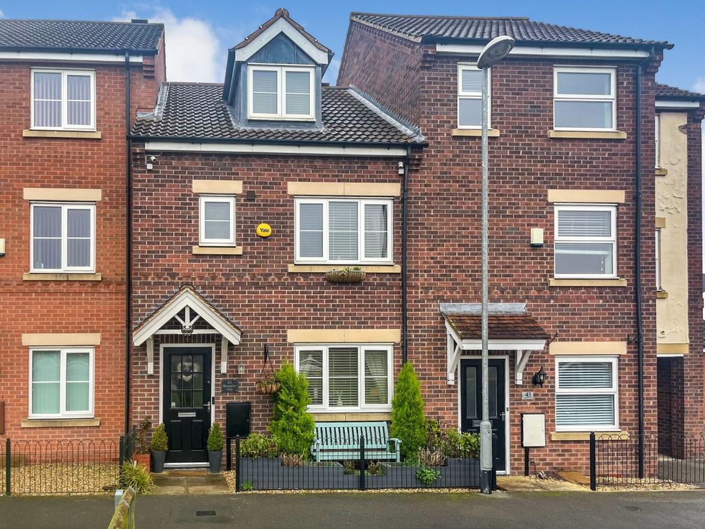 3 bed town house for sale in Bramley Way, Misterton, Doncaster DN10, £180,000