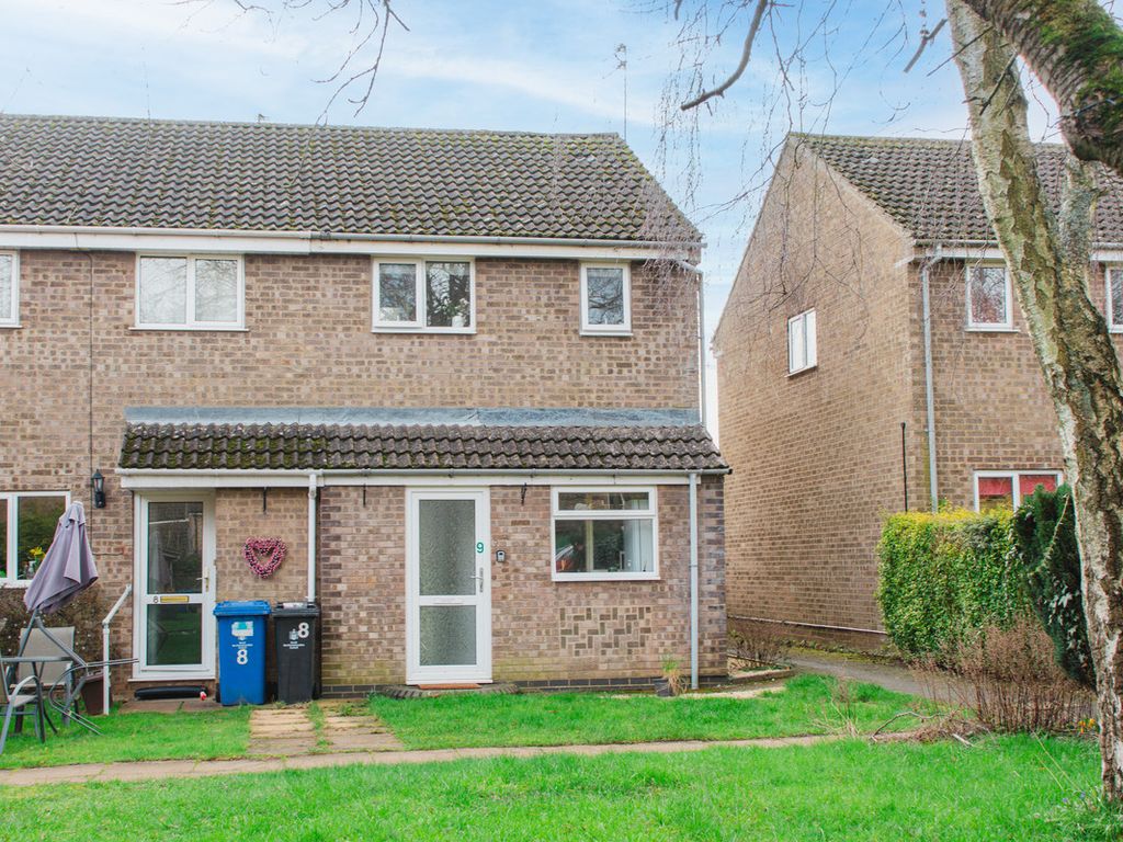 3 bed end terrace house for sale in Peacocks Close, Middleton Cheney OX17, £275,000