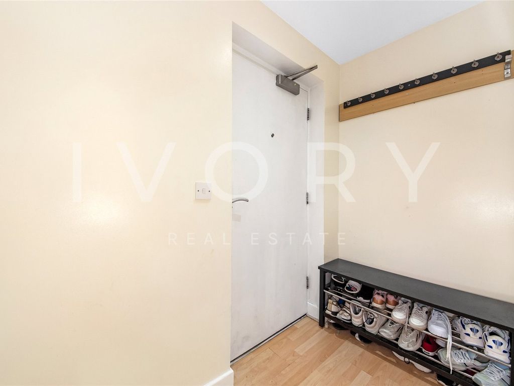 2 bed flat to rent in Bray Court, Bethnal Green, London E2, £2,450 pcm