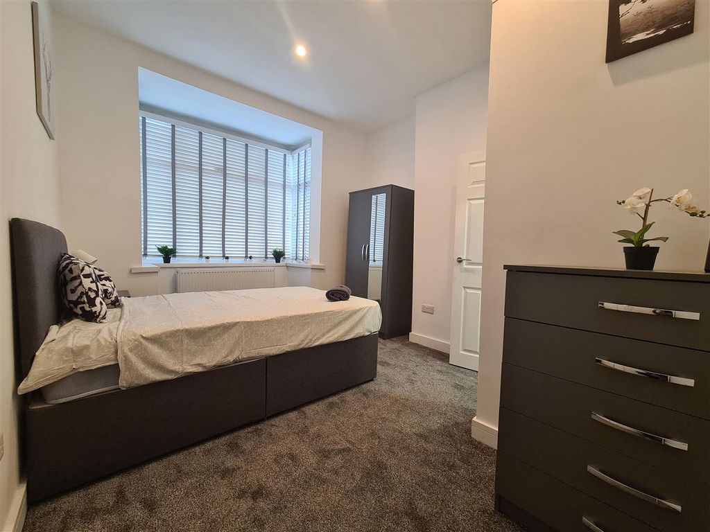 Room to rent in Bearwood Road, Smethwick, Birmingham B66, £625 pcm