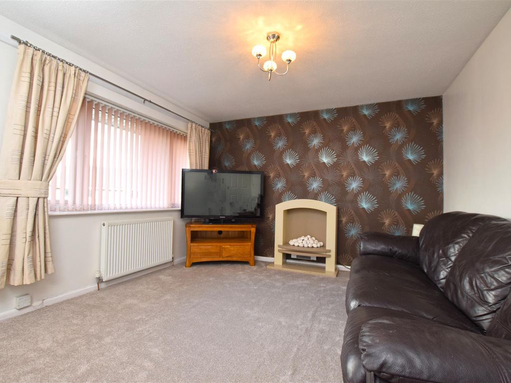2 bed maisonette for sale in Evesham Walk, Middleton, Manchester M24, £130,000