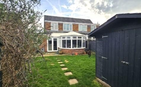 3 bed property for sale in Milton Drive, Newport Pagnell MK16, £375,000