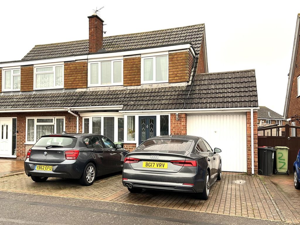 3 bed property for sale in Milton Drive, Newport Pagnell MK16, £375,000