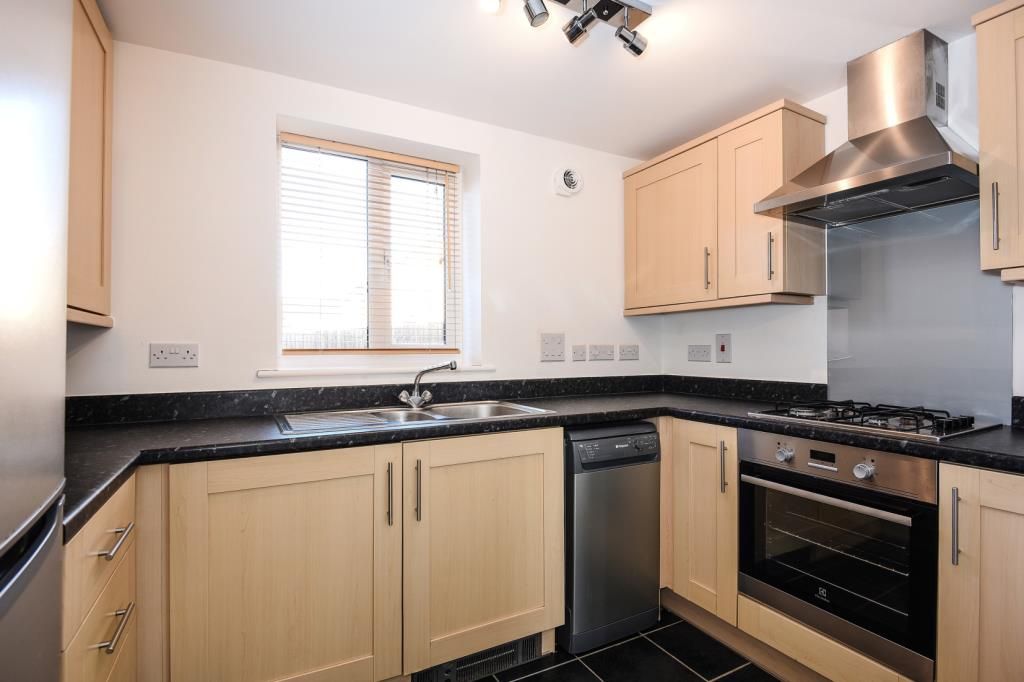 2 bed flat to rent in Berryfields, Aylesbury HP18, £1,400 pcm