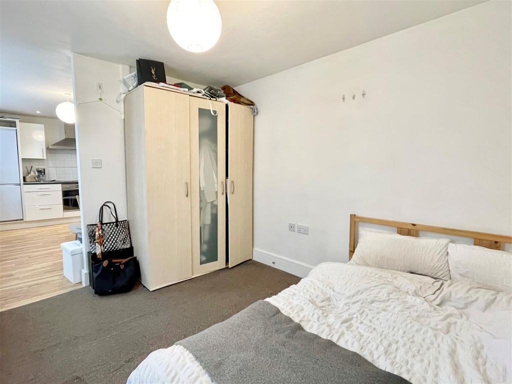 1 bed flat for sale in Temple Lane, Liverpool L2, £100,000