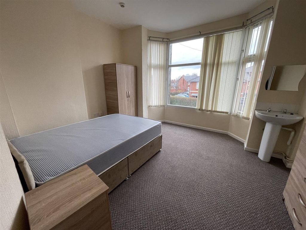 Room to rent in Bilston Road, Bilston, Wolverhampton WV2, £5,000 pcm