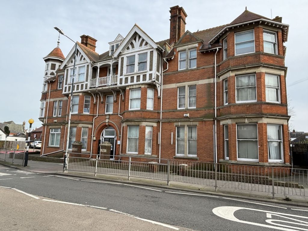 2 bed flat to rent in Canterbury Road, Herne Bay CT6, £950 pcm