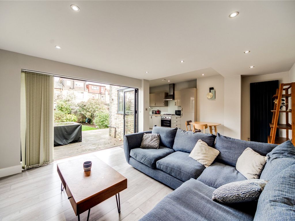 2 bed flat for sale in Maidstone Road, London N11, £520,000