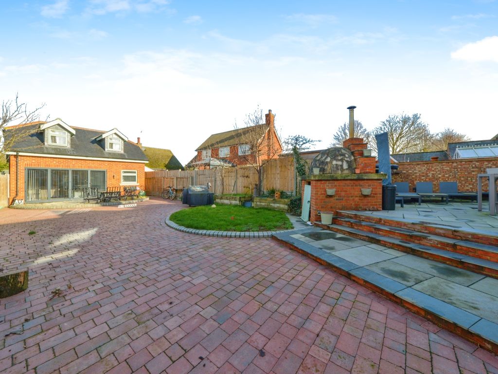 5 bed end terrace house for sale in Park Lane, Henlow, Bedfordshire SG16, £775,000