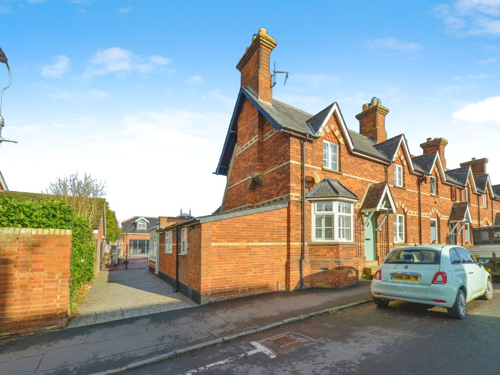 5 bed end terrace house for sale in Park Lane, Henlow, Bedfordshire SG16, £775,000