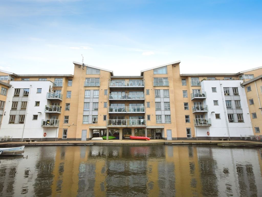 2 bed flat for sale in Lockside Marina, Chelmsford CM2, £260,000