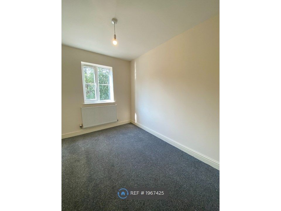 2 bed flat to rent in Irwell Lane, Runcorn WA7, £675 pcm