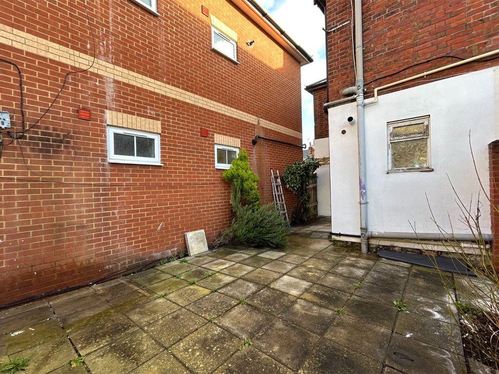 2 bed flat to rent in George Street, Reading, Berkshire RG1, £1,300 pcm