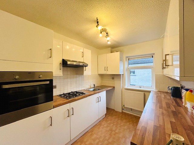 2 bed flat to rent in Suffolk Close, Porthcawl CF36, £750 pcm