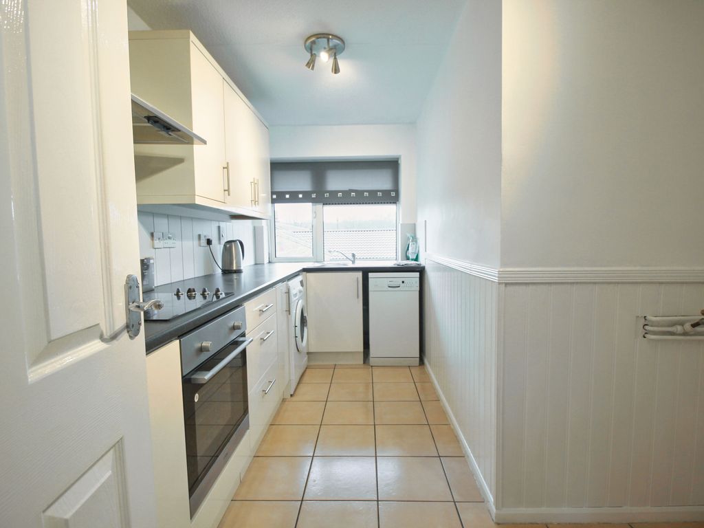 2 bed flat to rent in Denton Close, Redhill RH1, £1,400 pcm