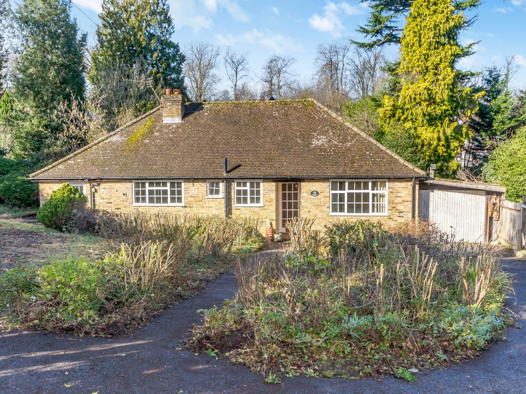 3 bed detached house for sale in Hollow Way Lane, Amersham HP6, £715,000