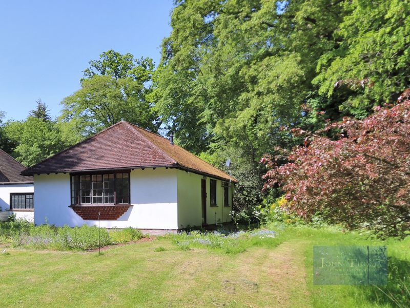 1 bed detached bungalow to rent in Drovers Cottage, Stradbroke Drive, Chigwell IG7, £1,995 pcm