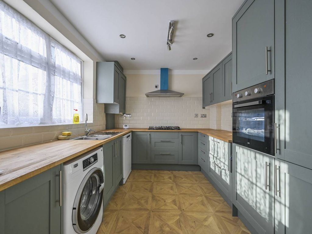 3 bed end terrace house to rent in Thermopylae Gate E14, Canary Wharf, London,, £3,250 pcm