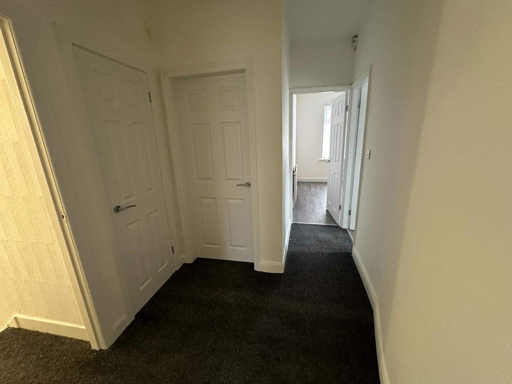 2 bed flat to rent in Bury Road, Bamford, Rochdale OL11, £895 pcm