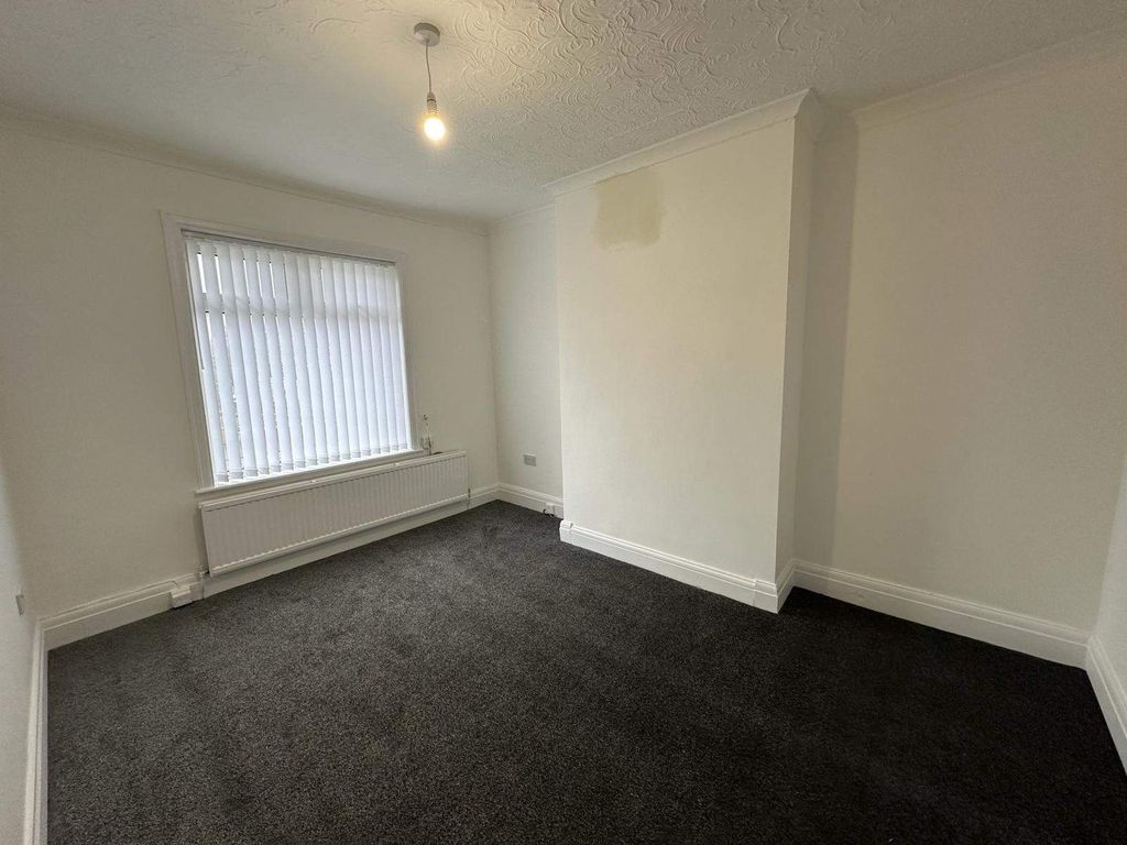 2 bed flat to rent in Bury Road, Bamford, Rochdale OL11, £895 pcm