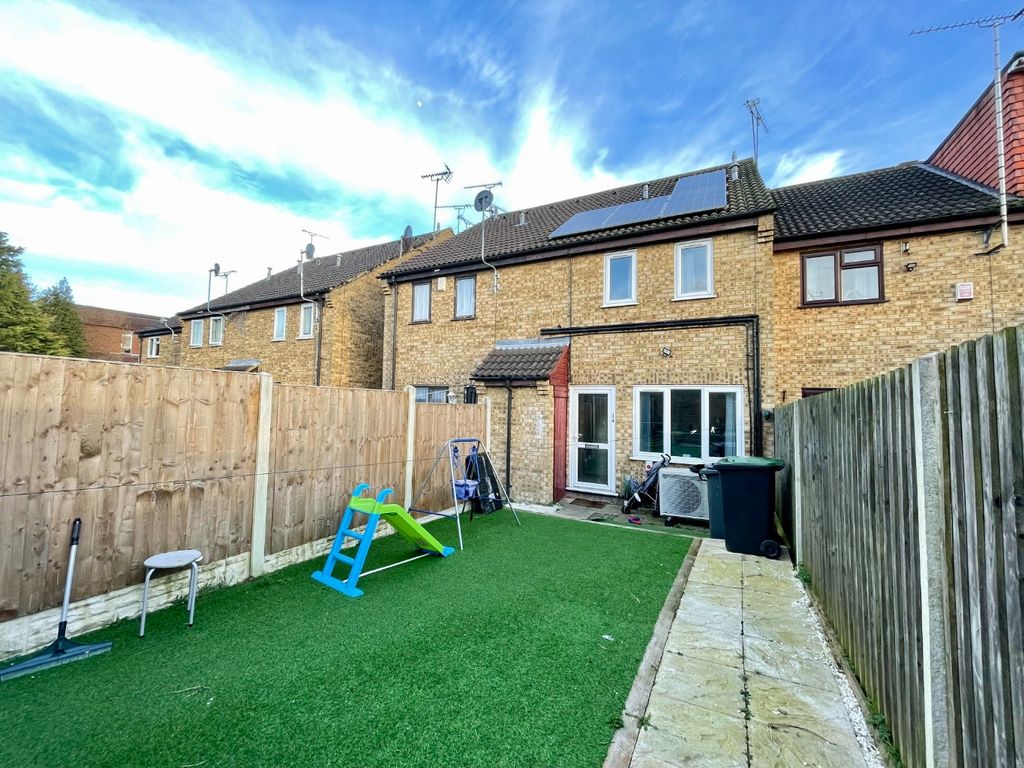 1 bed terraced house for sale in Chiltern Gardens, Waller Avenue, Luton, Bedfordshire LU4, £190,000