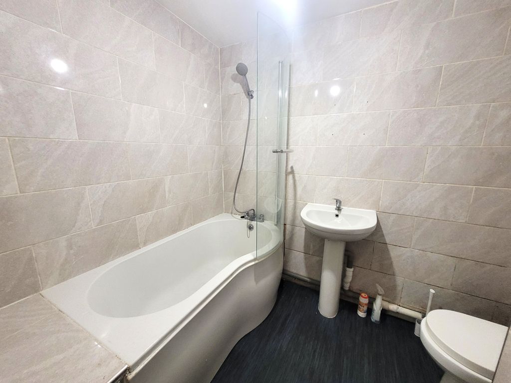 1 bed flat to rent in Rochfords Gardens, Slough SL2, £1,000 pcm