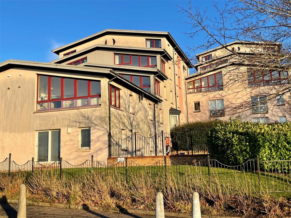 2 bed flat for sale in Windsor Crescent, Clydebank, West Dunbartonshire G81, £60,000