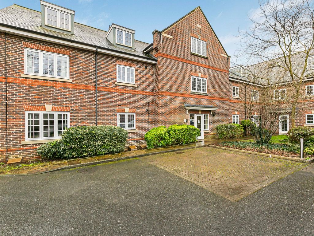 2 bed flat for sale in Holywell Hill, St Albans AL1, £475,000