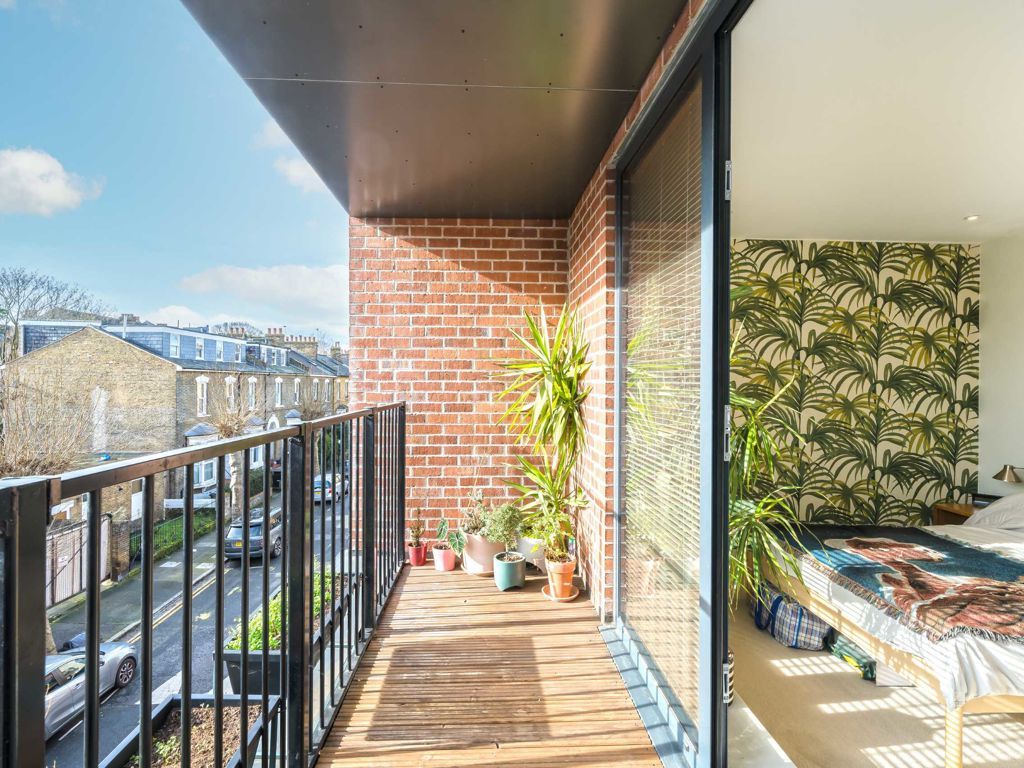 2 bed flat for sale in Lower Clapton Road, London E5, £625,000