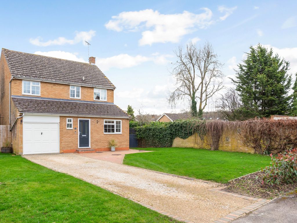 4 bed detached house for sale in Robins Close, Barford St Michael OX15, £495,000