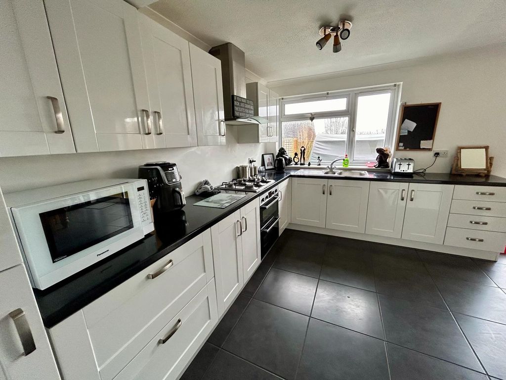 3 bed detached house for sale in Adber Close, Yeovil BA21, £290,000