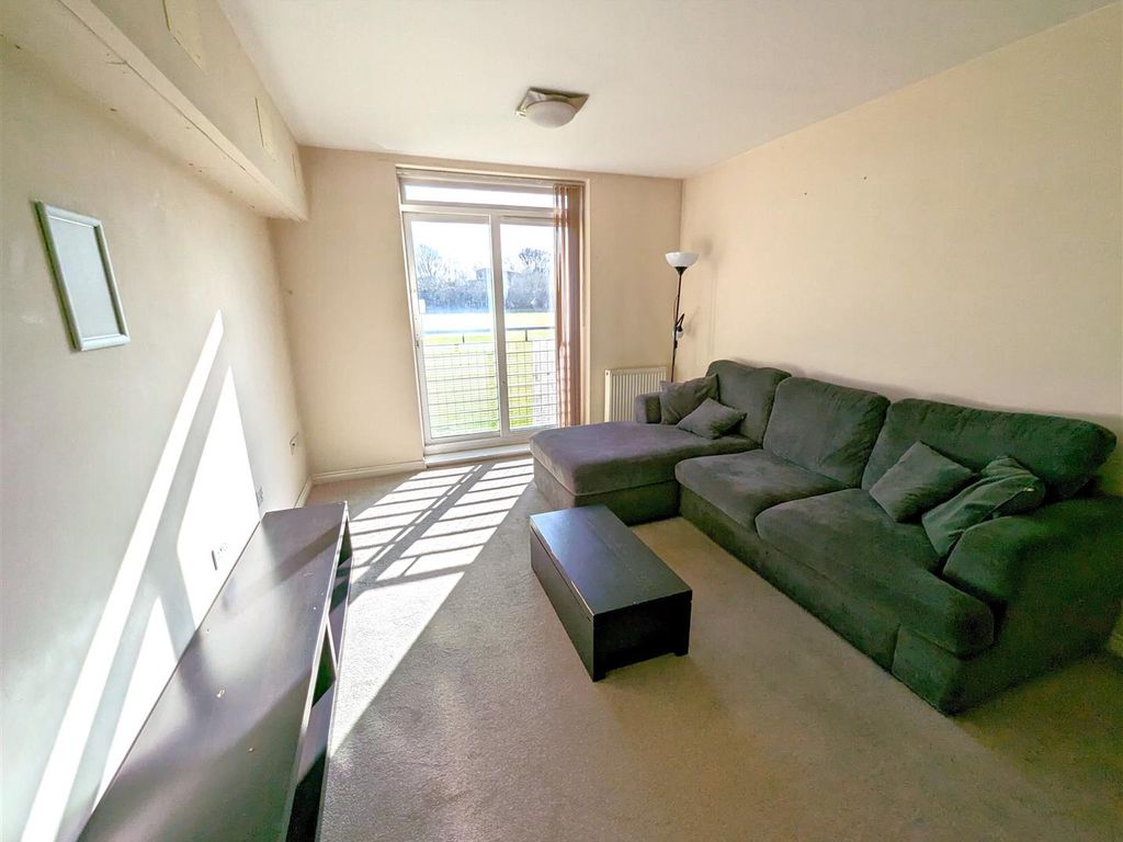 2 bed flat to rent in Calverly Court, Paladine Way, Coventry CV3, £995 pcm
