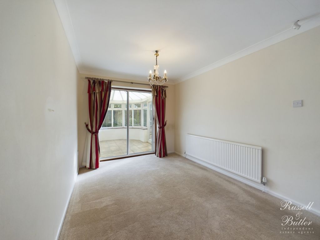 3 bed detached house for sale in Badgers Way, Buckingham MK18, £399,995