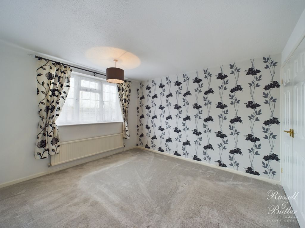 3 bed detached house for sale in Badgers Way, Buckingham MK18, £399,995