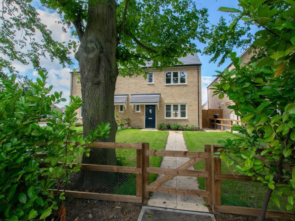 3 bed semi-detached house to rent in Almond Close, Great Shelford, Cambridge CB22, £1,800 pcm