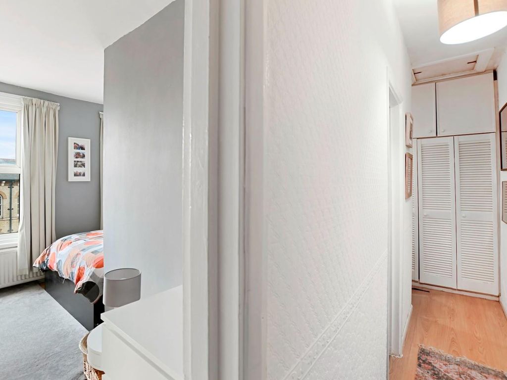 1 bed flat for sale in High Street, Penge, London SE20, £240,000