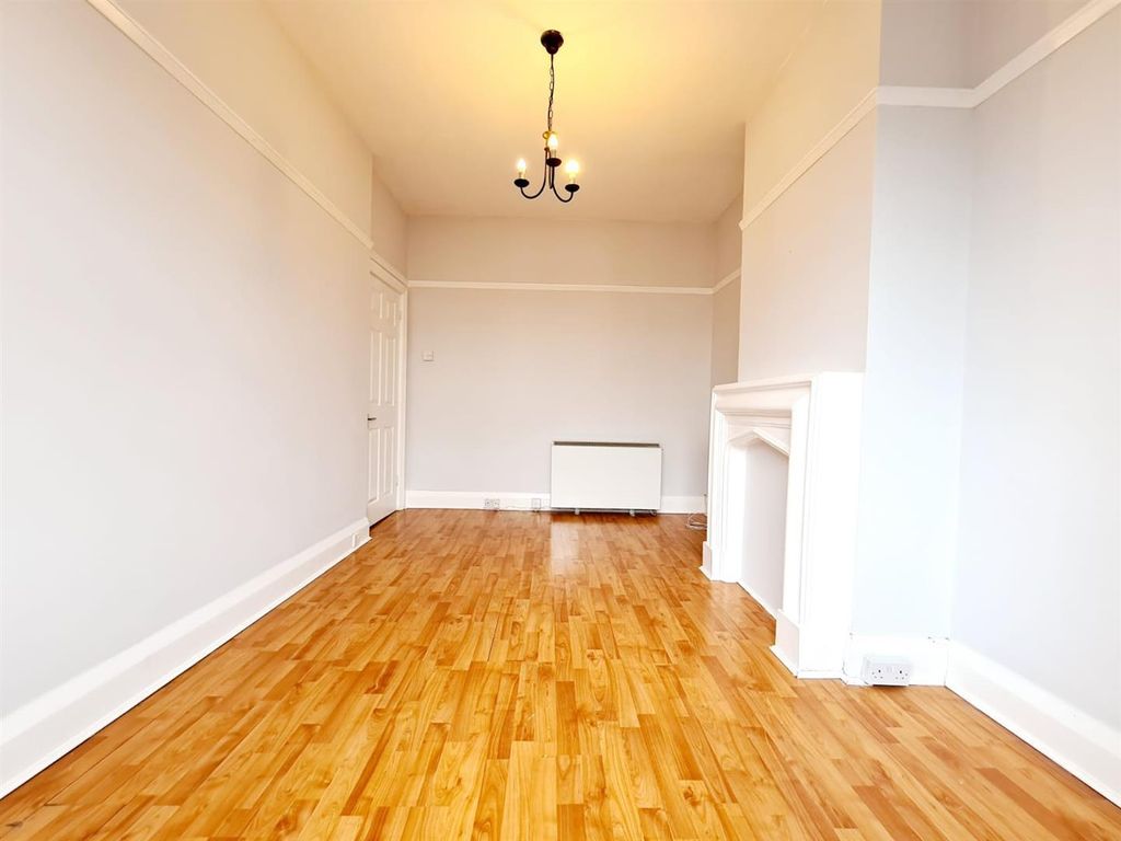 1 bed flat to rent in 160 Heath Park Road, Heath Park, Romford RM2, £1,350 pcm