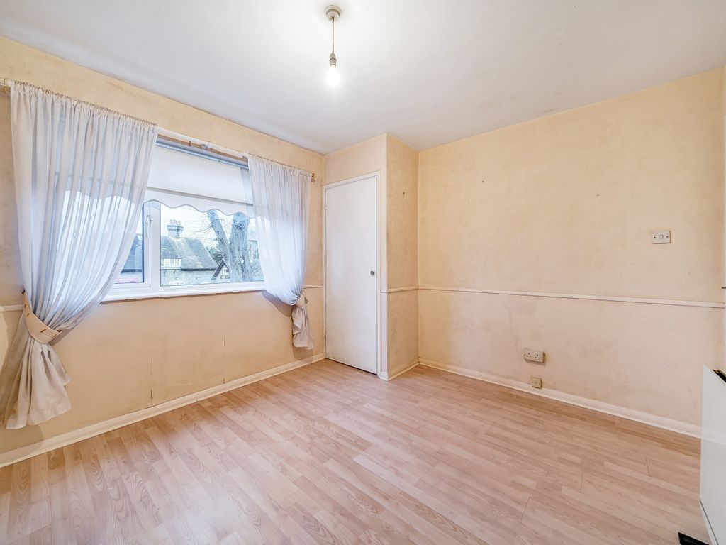 2 bed maisonette for sale in Beacon Grove, Carshalton SM5, £350,000