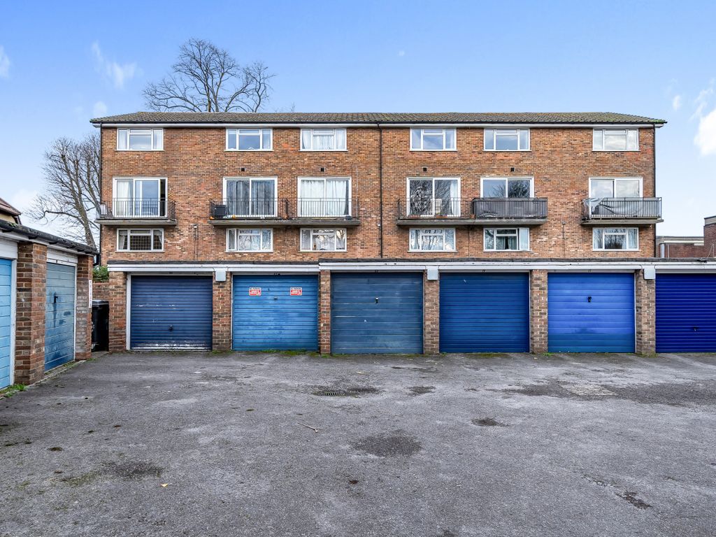 2 bed maisonette for sale in Beacon Grove, Carshalton SM5, £350,000