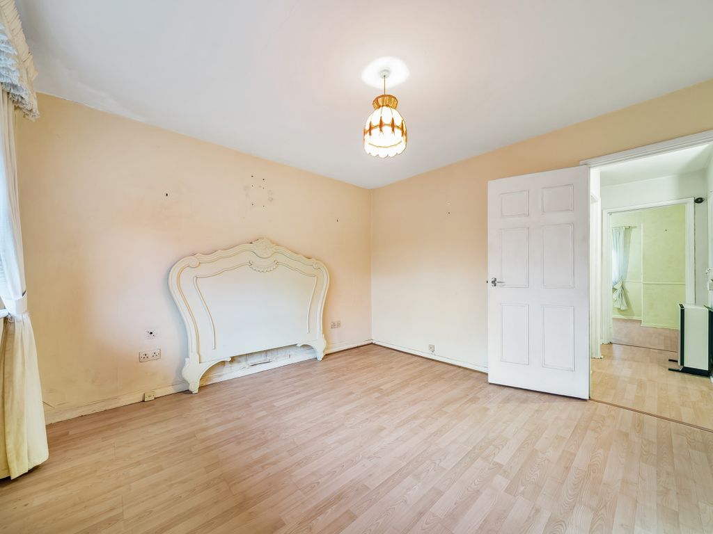 2 bed maisonette for sale in Beacon Grove, Carshalton SM5, £350,000