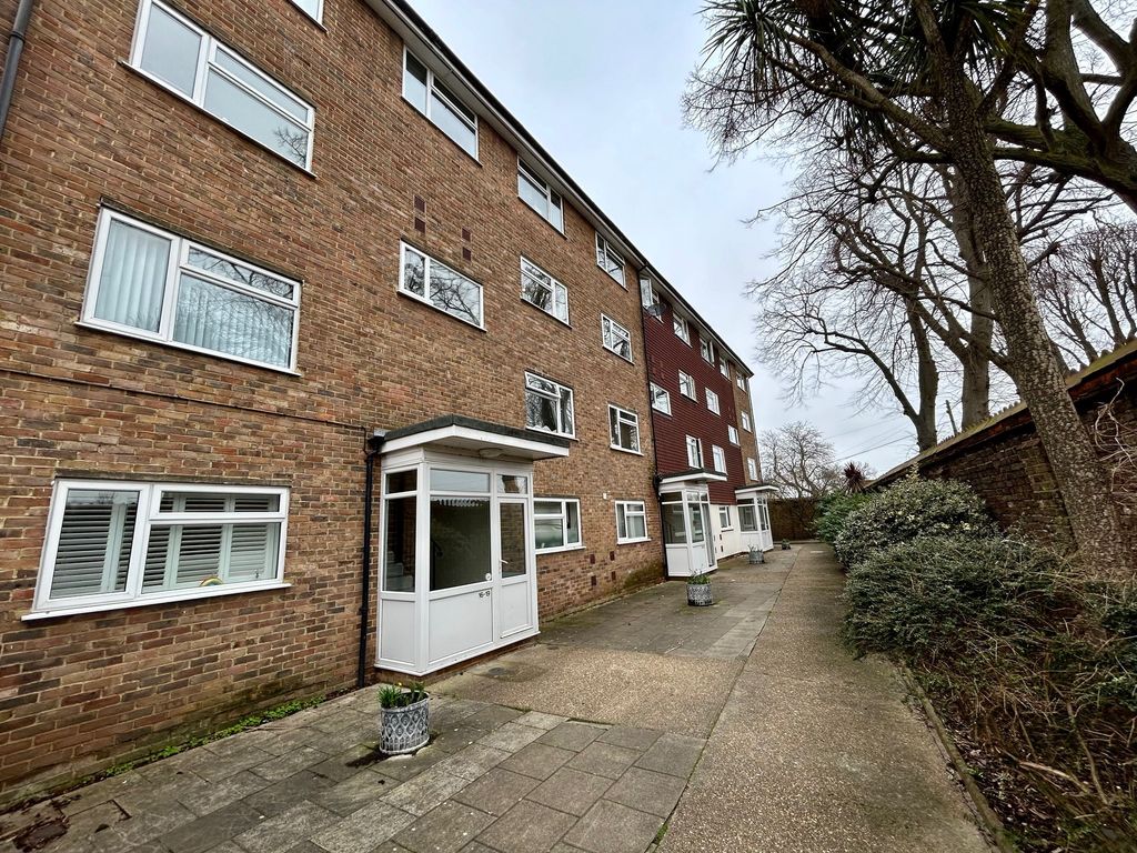 2 bed maisonette for sale in Beacon Grove, Carshalton SM5, £350,000