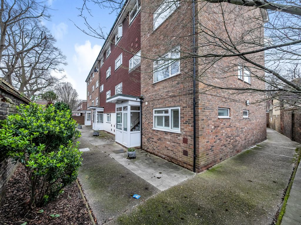 2 bed maisonette for sale in Beacon Grove, Carshalton SM5, £350,000