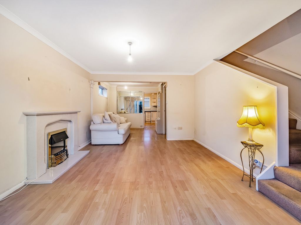 2 bed maisonette for sale in Beacon Grove, Carshalton SM5, £350,000