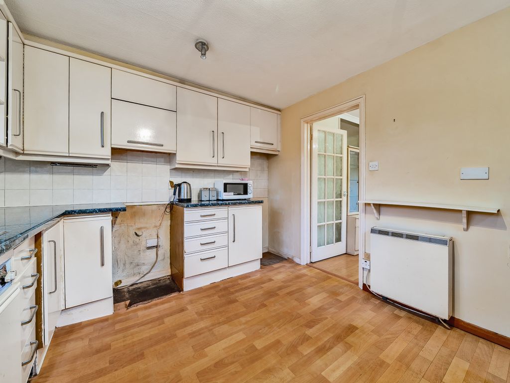 2 bed maisonette for sale in Beacon Grove, Carshalton SM5, £350,000