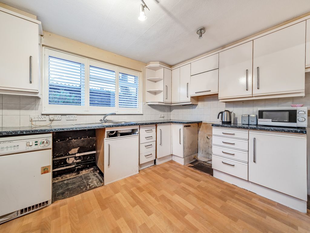 2 bed maisonette for sale in Beacon Grove, Carshalton SM5, £350,000