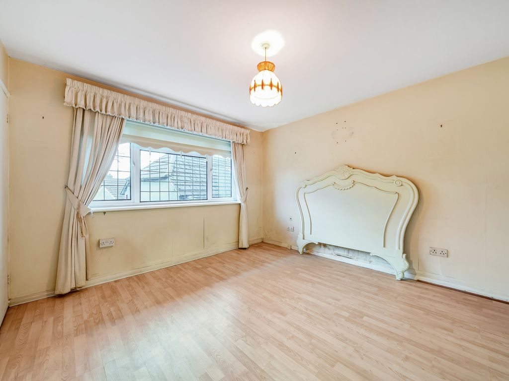 2 bed maisonette for sale in Beacon Grove, Carshalton SM5, £350,000