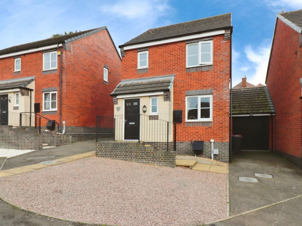 3 bed detached house for sale in Bluebell Close, Hartshill, Nuneaton CV10, £267,500