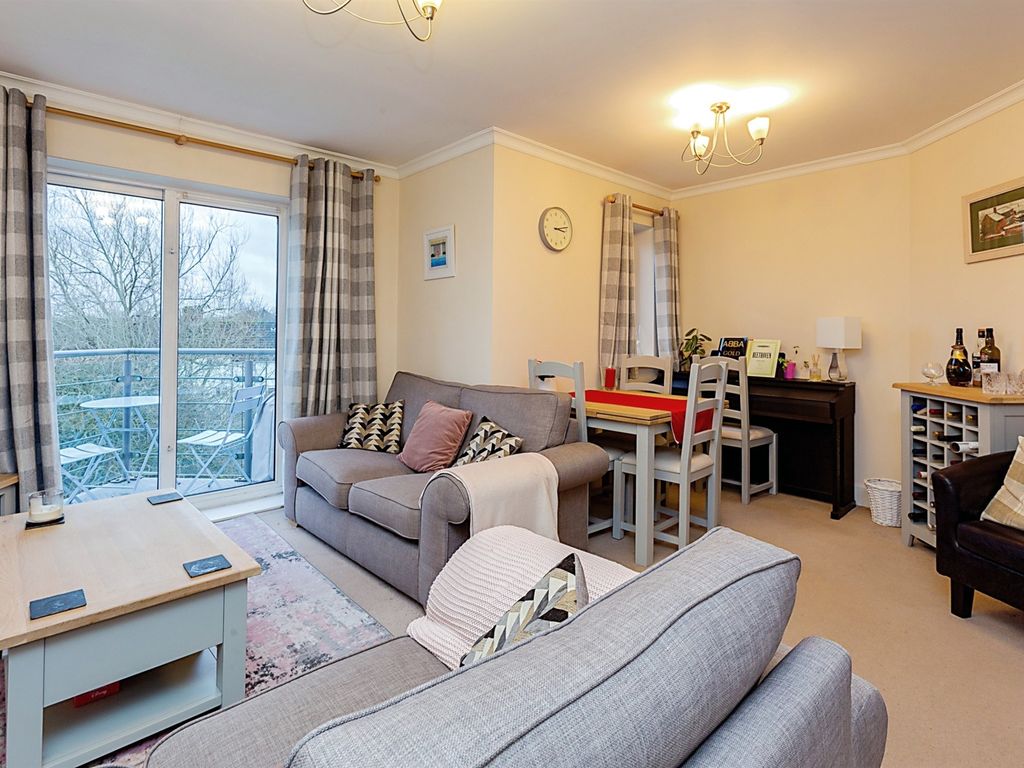 3 bed flat for sale in Coxhill Way, Aylesbury HP21, £250,000