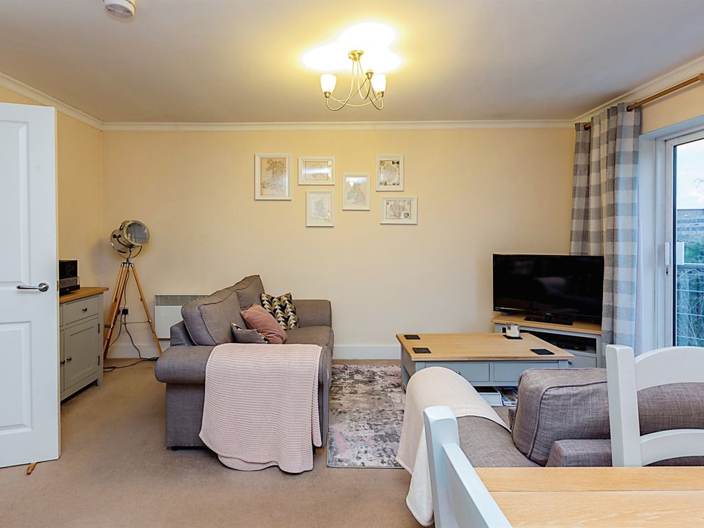3 bed flat for sale in Coxhill Way, Aylesbury HP21, £250,000
