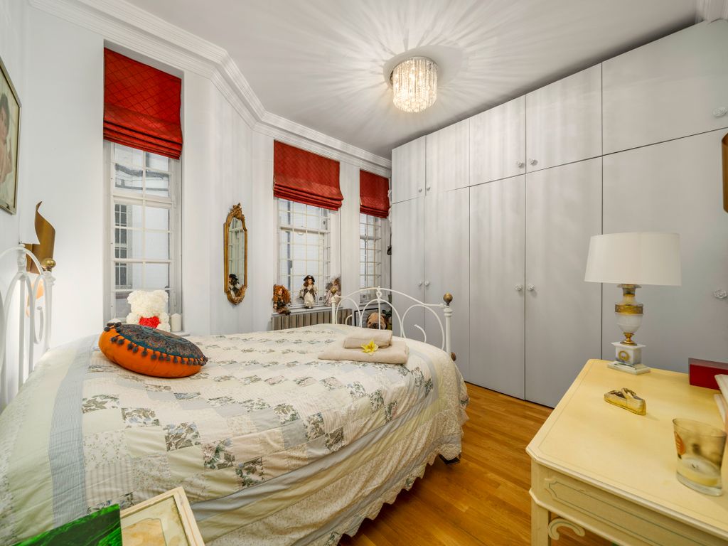 3 bed flat for sale in Bramham Gardens, London SW5, £1,500,000